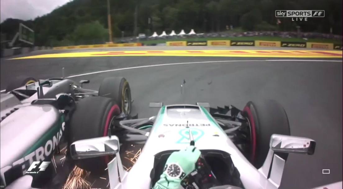 Ultimo giro del GP d&#39;Austria: Nico Rosberg  in testa, alla curva due Lewis Hamilton lo affianca all&#39;esterno. Nico (dir per problemi ai freni) allarga la traiettoria e toglie ogni spazio a Hamilton che, per completare la curva e non uscire di strada, sterza e colpisce il compagno di squadra. Rosberg ci rimette l&#39;ala anteriore e il podio, Hamilton vince il GP In casa Mercedes la lotta tra i due piloti per il titolo 2016  ormai arrivata a livelli limite 